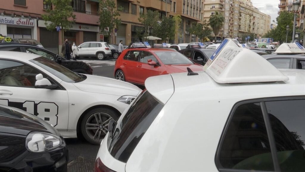 El PP exige ceses en la DGT por el colapso de los exámenes de conducir, con 48.000 personas esperando y autoescuelas al borde del cierre