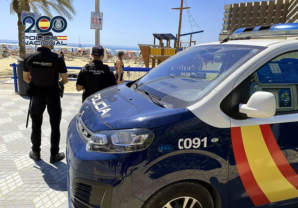 Cuatro detenidos por robar a bañistas tras reforzar la vigilancia policial en la playa del Postiguet de Alicante