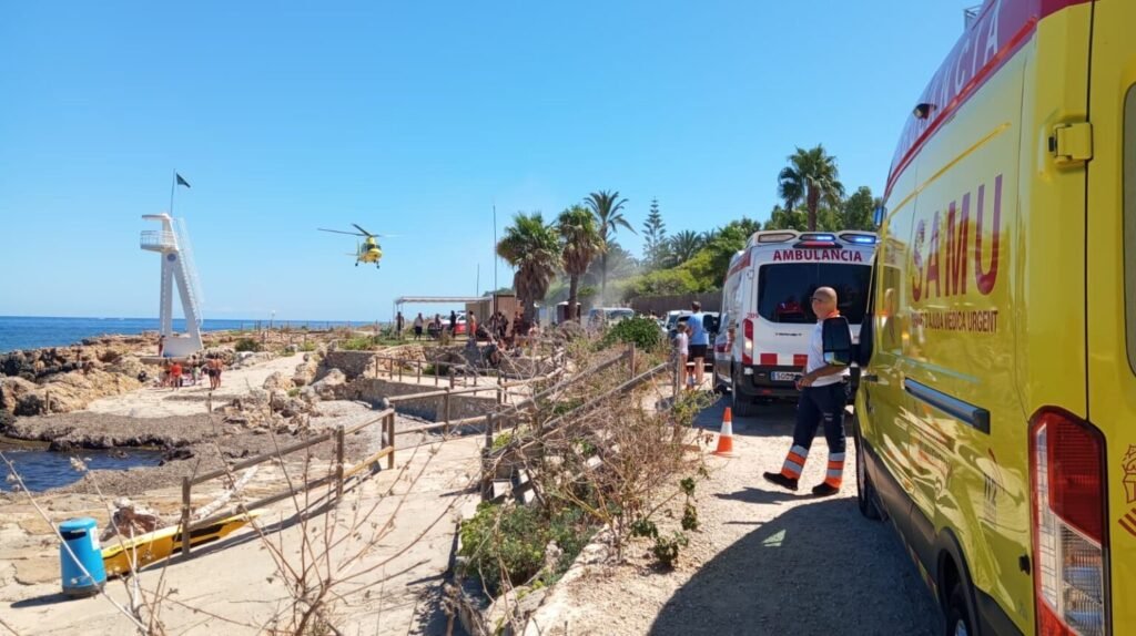 Muere un hombre de 70 años en la playa del Trampolí de Dénia tras golpearse la cabeza al saltar al agua