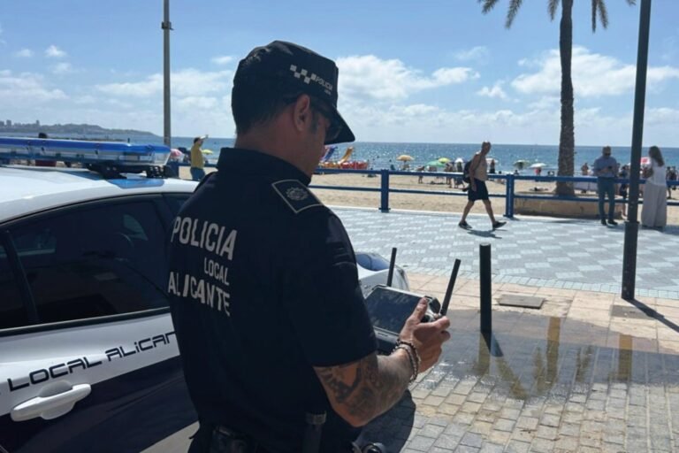 La rápida reacción de una madre frustra el intento de un hombre de llevarse a su hija mar adentro en la playa del Postiguet