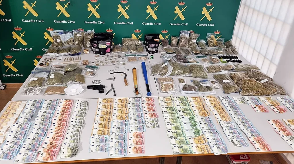 La Guardia Civil intensifica la lucha contra la droga en Torrevieja y desmantela varios puntos de venta