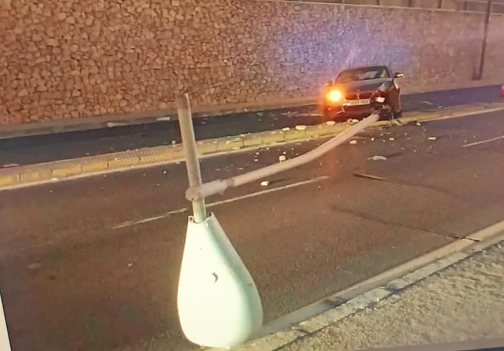 Un coche derriba una farola en Alicante tras dar positivo en alcoholemia y obliga a cortar la avenida de Villajoyosa durante más de una hora