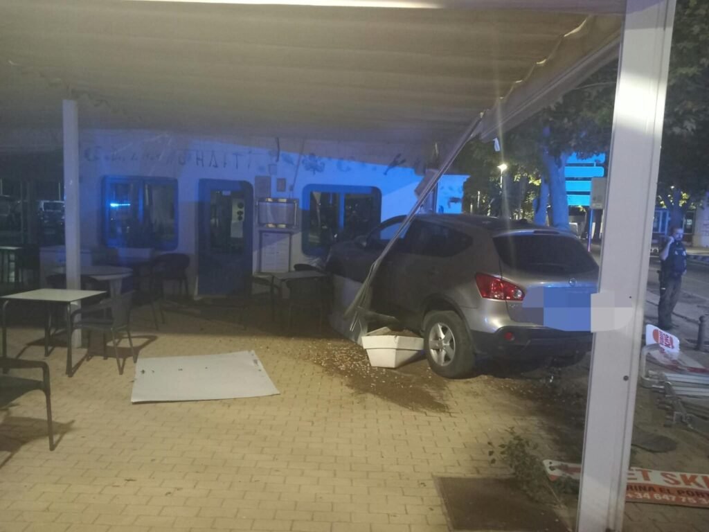 Un coche se empotra contra la terraza de un restaurante en el Puerto de Dénia y la conductora da positivo en alcoholemia