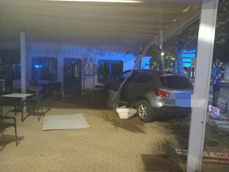 Un coche se empotra contra la terraza de un restaurante en el Puerto de Dénia y la conductora da positivo en alcoholemia