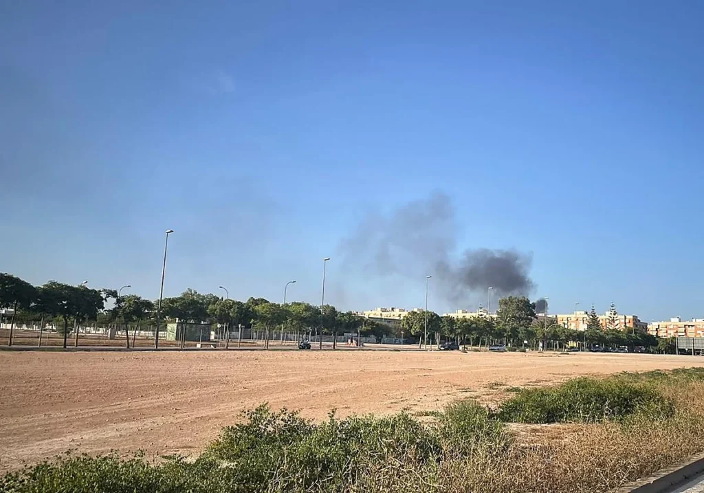 Alerta en Virgen del Remedio: un incendio de matorrales obliga a movilizar a los servicios de emergencia en la zona de institutos