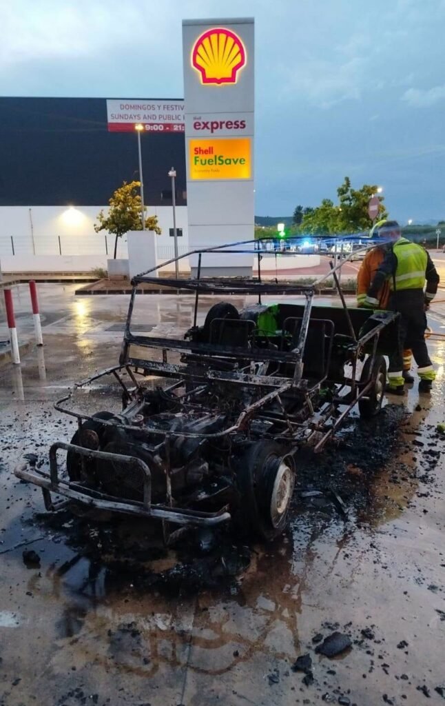 Un coche queda calcinado tras incendiarse en una gasolinera de Dénia