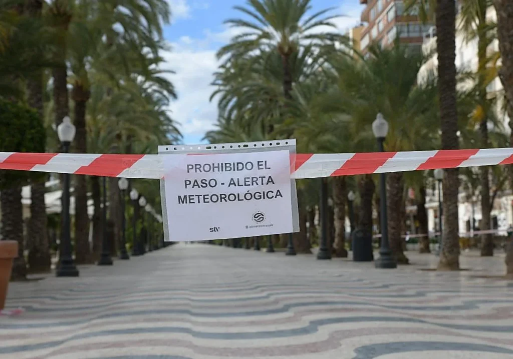 La alerta naranja por tormentas obliga a cerrar parques e instalaciones deportivas en varios municipios de Alicante