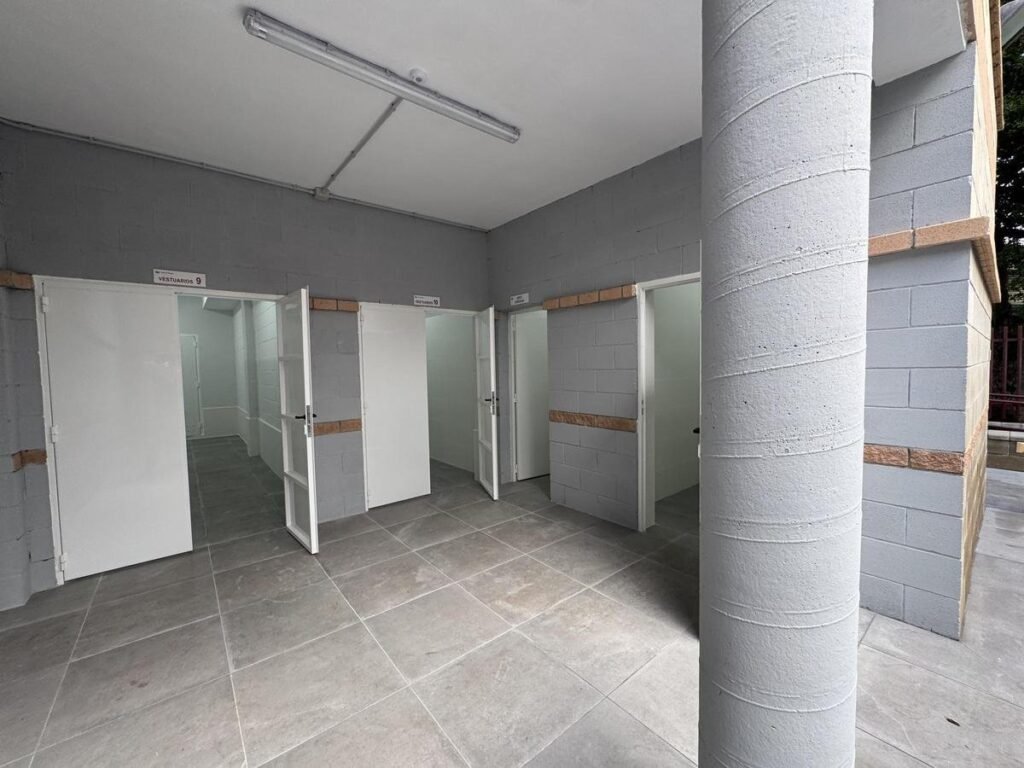 El polideportivo de Carrús estrena vestuarios reformados y más accesibles