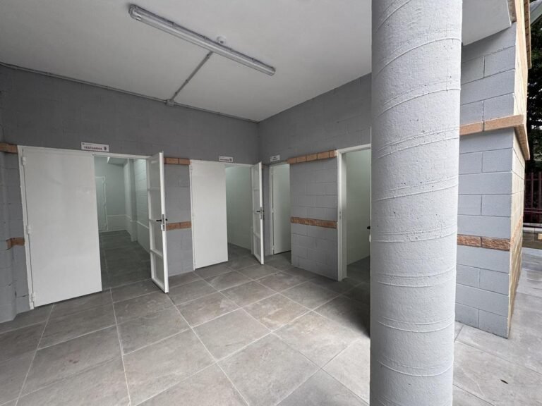 El polideportivo de Carrús estrena vestuarios reformados y más accesibles