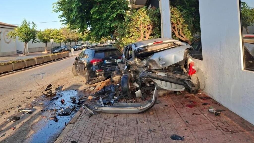 Un vehículo pierde el control en una curva, choca y destroza seis coches aparcados en Xàbia