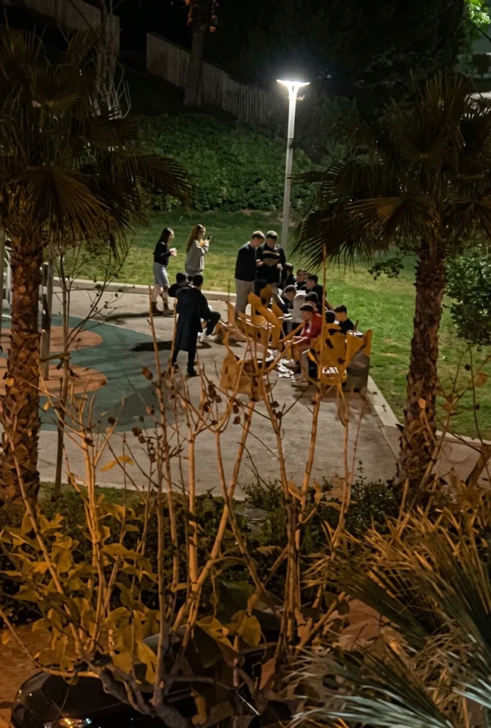 Los vecinos de Playa de San Juan dicen basta al botellón: denuncian destrozos, cristales rotos y noches de ruido e incivismo