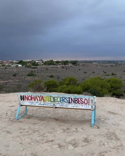 El plan más romántico del verano en Alicante está en un banco con vistas a los aviones