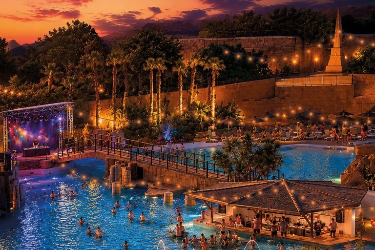 Terra Mítica amplía el horario de los viernes de agosto con piscinas, espectáculos nocturnos y música