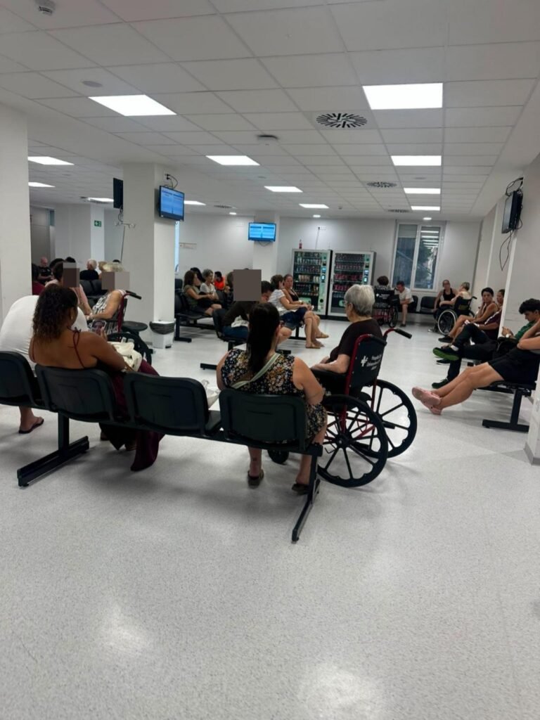 Las Urgencias de la provincia de Alicante colapsan: afrontan el verano con esperas de hasta dos días para ingresar y picos de más de 500 pacientes