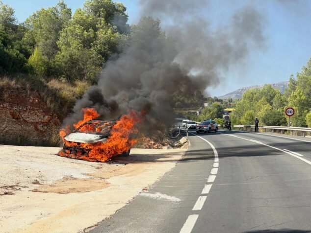 Segundo coche incendiado en dos días en la Marina Alta: arde otro vehículo en la N-332 a la altura de Gata