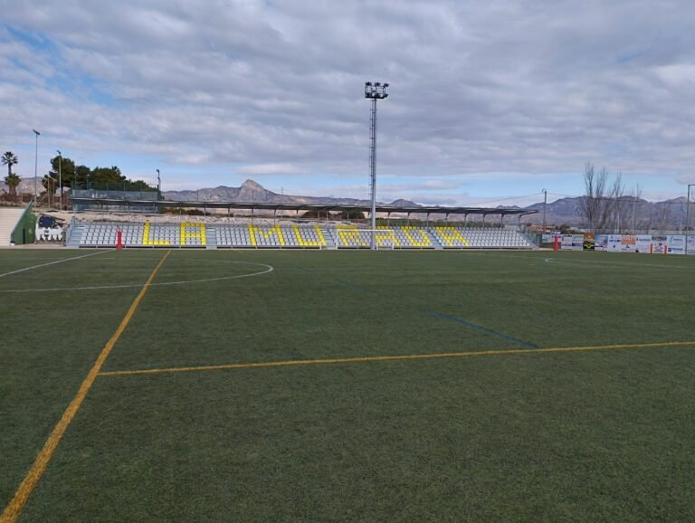 Robo deja a oscuras el Polideportivo de La Murada