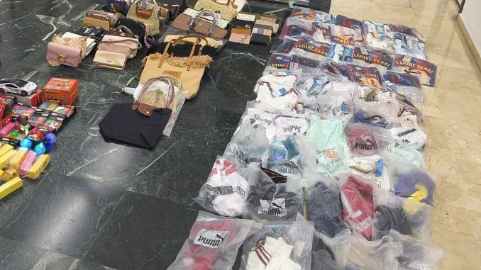 La Policía Local de Torrevieja incauta 108 productos durante una actuación contra la venta ambulante ilegal