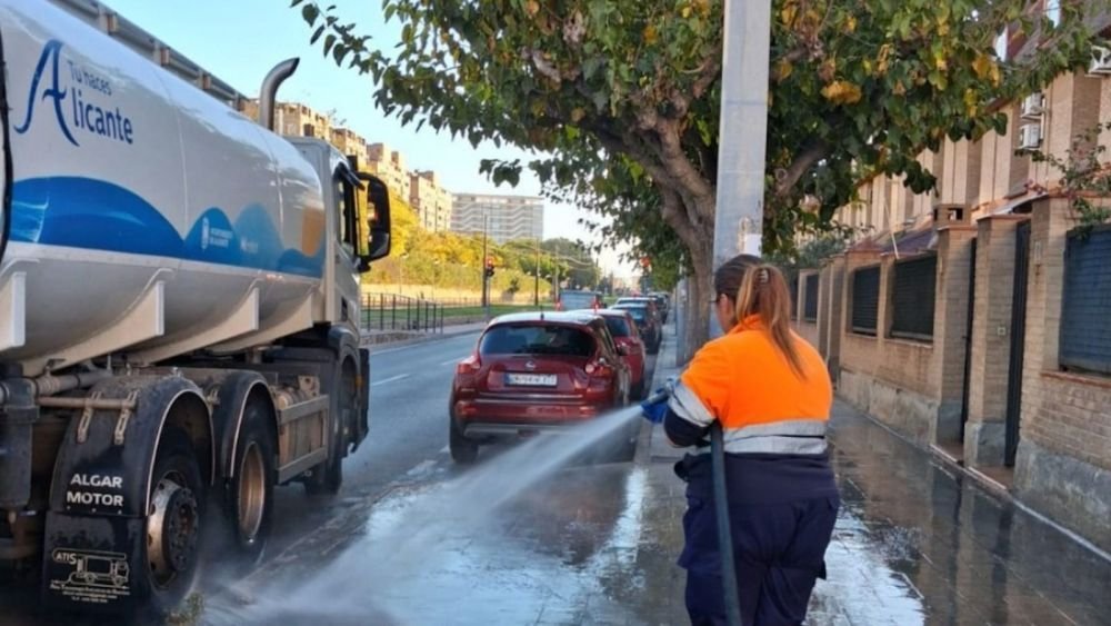 Alicante refuerza el plan de limpieza con nuevos equipos de baldeo a presión para eliminar la suciedad de las calles