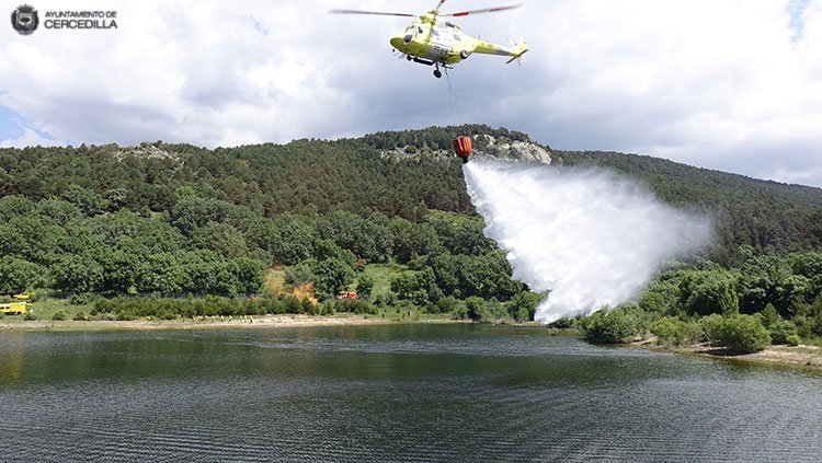 Arde el monte cerca del embalse de Guadalest y moviliza a bomberos y un helicóptero