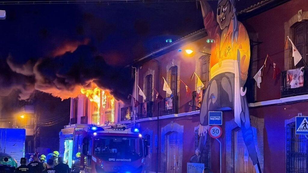 Controlado el fuego en comparsa marroquí de Villena