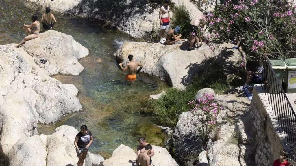Muere un hombre alicantino de 35 años tras golpearse la cabeza contra una roca mientras se bañaba en el Pou Clar de Ontinyent