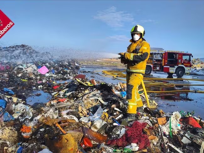 Los bomberos sofocan un incendio en una planta de reciclaje de Villena sin causar heridos