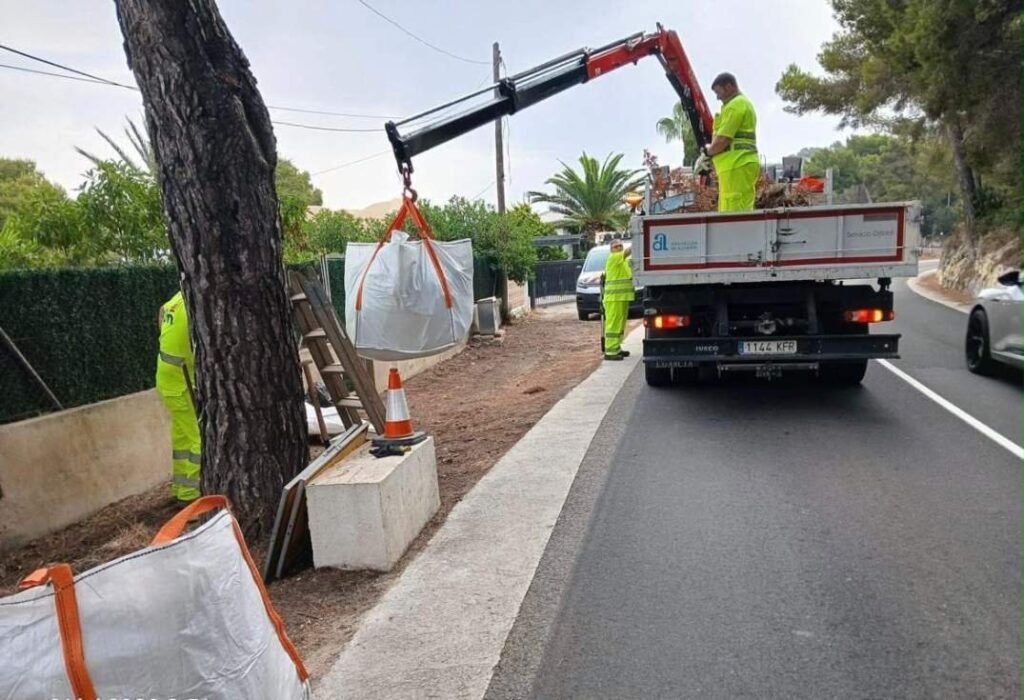 Alicante intensifica el mantenimiento de las carreteras para prevenir incendios forestales