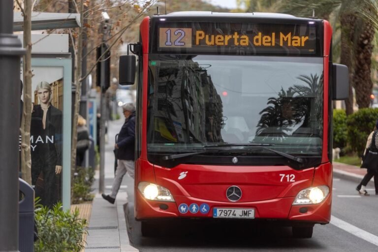 La procesión de la patrona obliga a desviar ocho líneas de autobús en Alicante