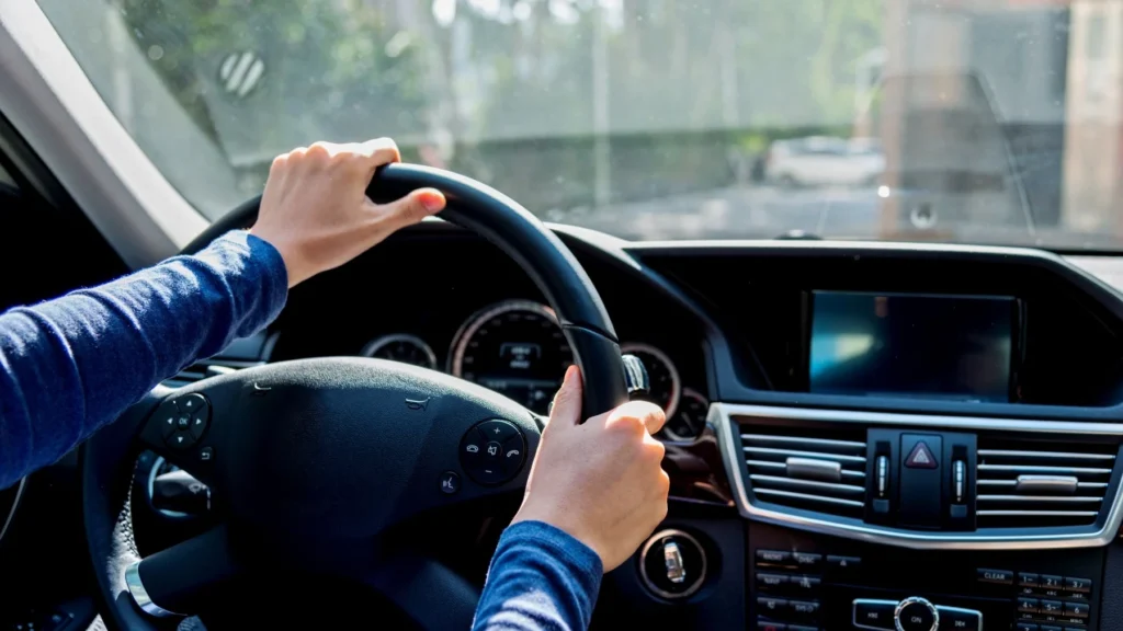 Un curso de siete horas bastará para conducir coches manuales con el carné automático: adiós al examen práctico