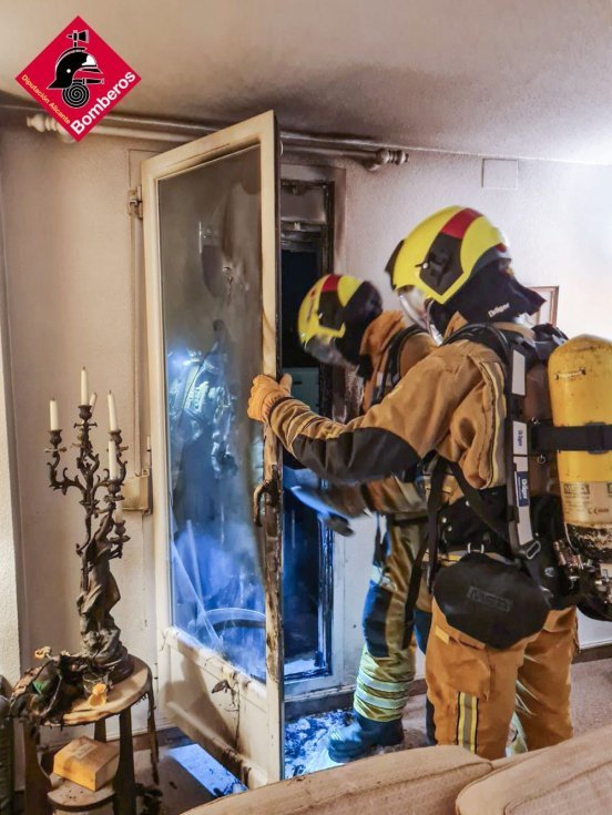 Un hombre ha sido hospitalizado tras ser rescatado de un incendio en Altea. Los bomberos lo encontraron en parada cardiorrespiratoria en el interior de la vivienda