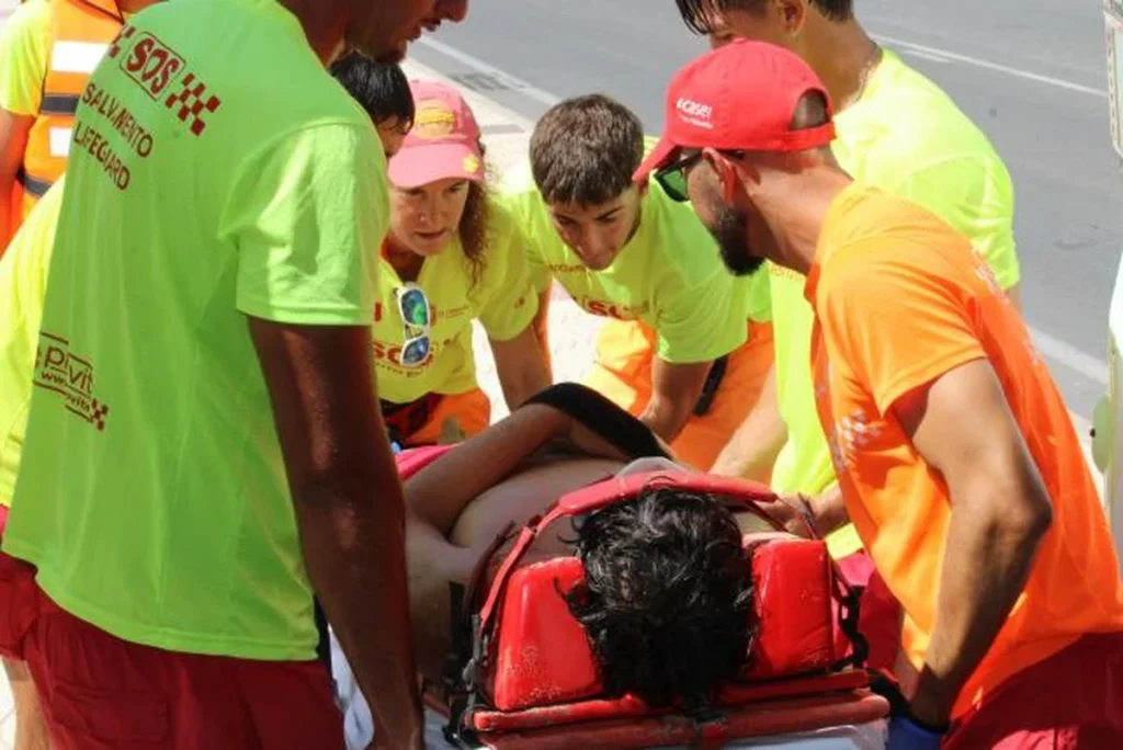 Salvamento de El Campello rescata a un herido en solo 13 minutos durante un simulacro en Muchavista