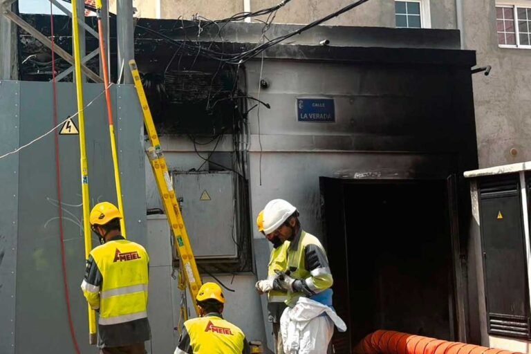 Dos generadores evitan que se prolongue el apagón en la plaza de Argel tras el incendio de un transformador, en Alicante