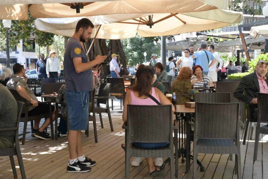 Alicante alcanza un récord histórico de empleo extranjero: más de 166.300 afiliados en julio, ya representan el 20% del total de trabajadores de la provincia