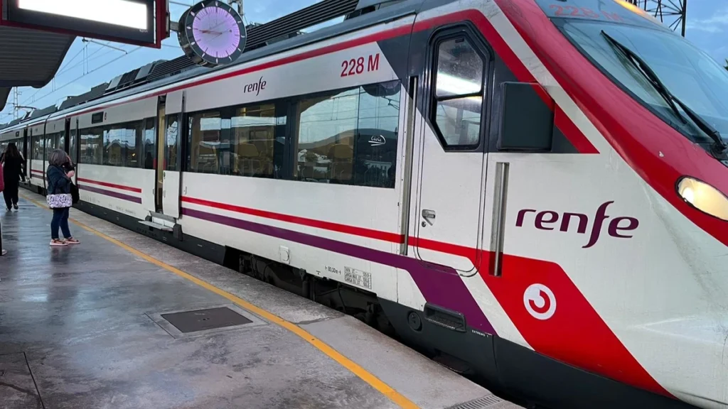 Alicante se queda sin trenes durante nueve días de agosto y Renfe prepara 1.130 autobuses para los viajeros