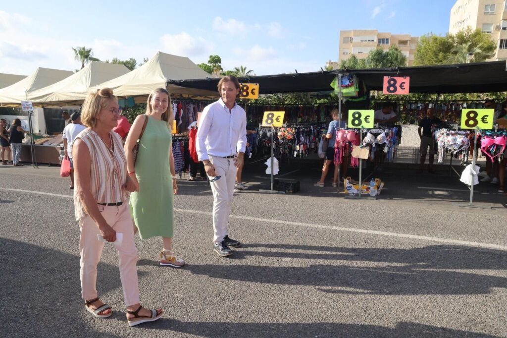 El mercadillo de Urbanova repartirá sombreros y abanicos para fomentar las compras de productos frescos, artesanía y ropa este verano