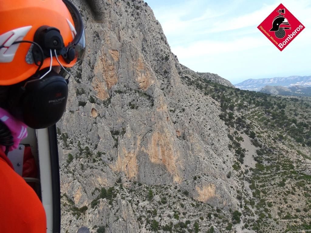 Rescatan en helicóptero a un hombre de 68 años tras lesionarse y quedar atrapado en el Puig Campana