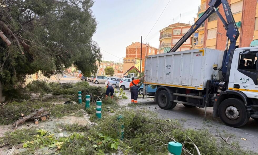 Alcoi trabaja sin descanso para recuperar la normalidad tras la tormenta del lunes