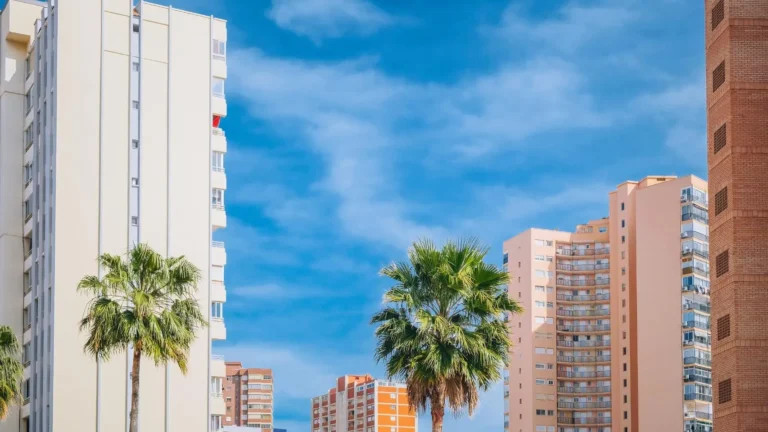 Alicante registra este mes que la compra de viviendas cae a su nivel más bajo en lo que va de año pese a la alta demanda