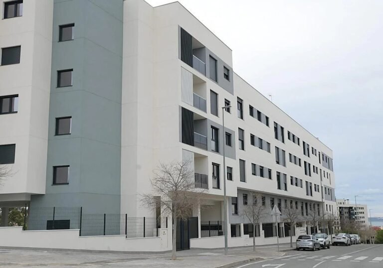 Comprar una vivienda en Alicante exige un esfuerzo económico cada vez mayor, equivalente a 7 años de salario íntegro