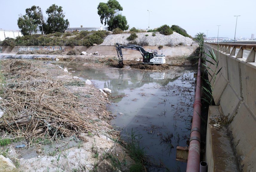 Alicante limpia y desbroza los barrancos del municipio para prevenir problemas ante lluvias torrenciales