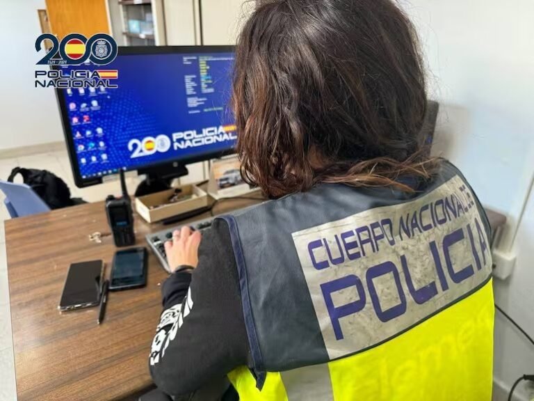 Detienen en Elche a cuatro hombres por comprar móviles de alta gama con tarjetas robadas y revenderlos por más de 10.500 euros