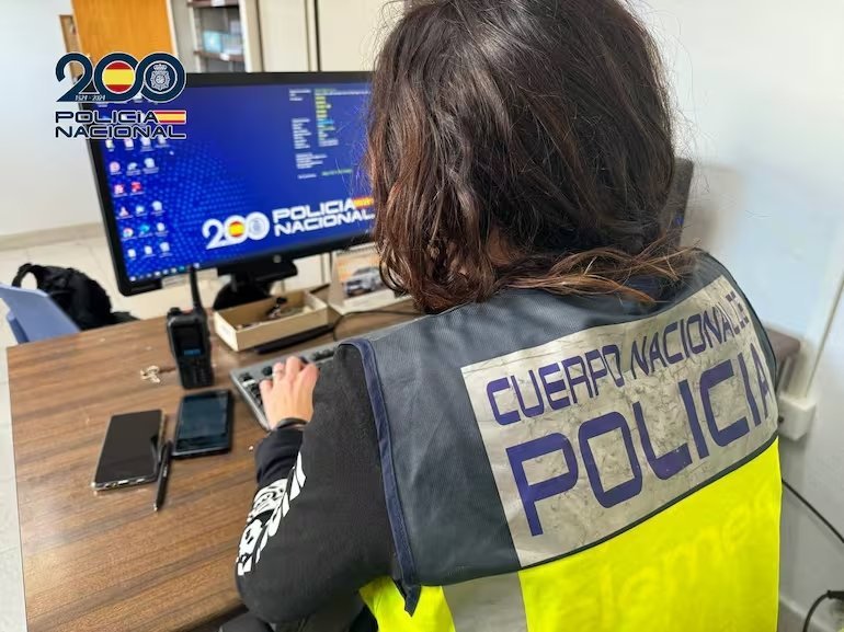 Detienen en Elche a cuatro hombres por comprar móviles de alta gama con tarjetas robadas y revenderlos por más de 10.500 euros