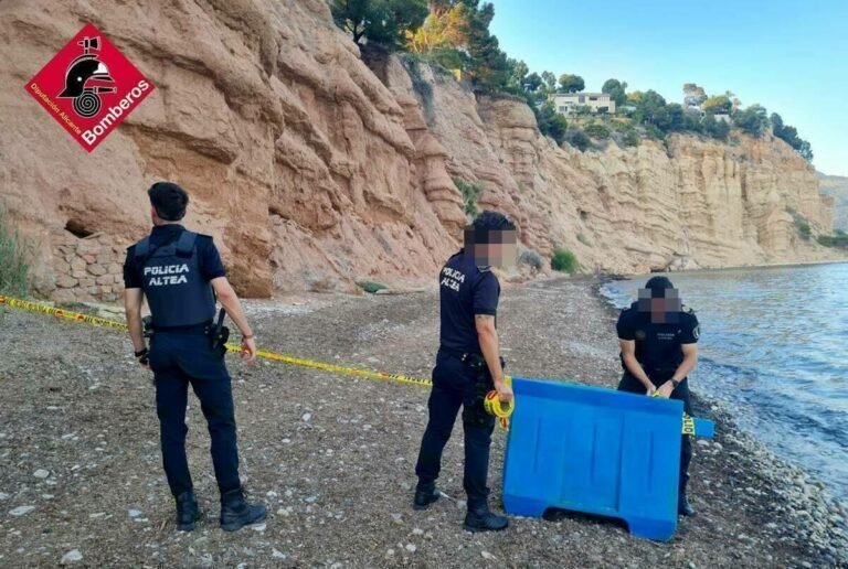 Un nuevo desprendimiento de rocas en la cala de la Solsida obliga a extremar la precaución en Altea
