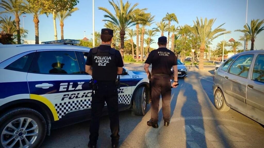Investigan a un cuidador por robar más de 50.000 euros a dos ancianos a su cargo y mantenerlos en pésimas condiciones: al tirar del hilo, descubren que también tenía un laboratorio de drogas en Elche