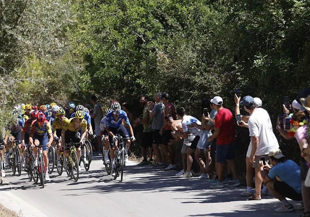 La Vuelta ciclista llena las carreteras alicantinas