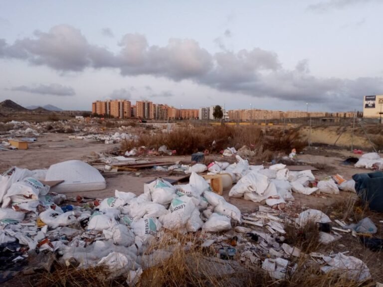 Alicante refuerza la lucha contra los vertidos ilegales con nuevos avisos en seis barrios