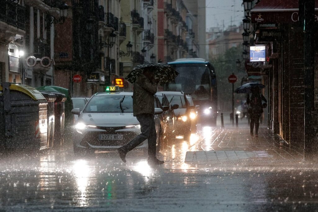 La AEMET activa la alerta naranja por fuertes tormentas, lluvias y granizo en el interior de Alicante