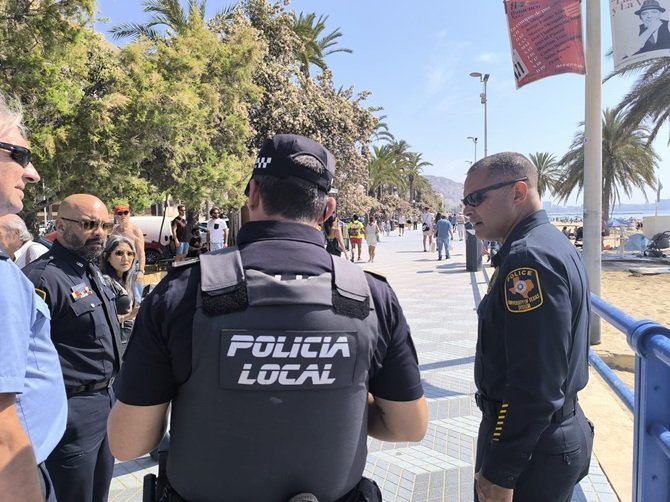Detenido tras agredir de una patada a un policía local en el Postiguet y llamarles «racistas de mierda»