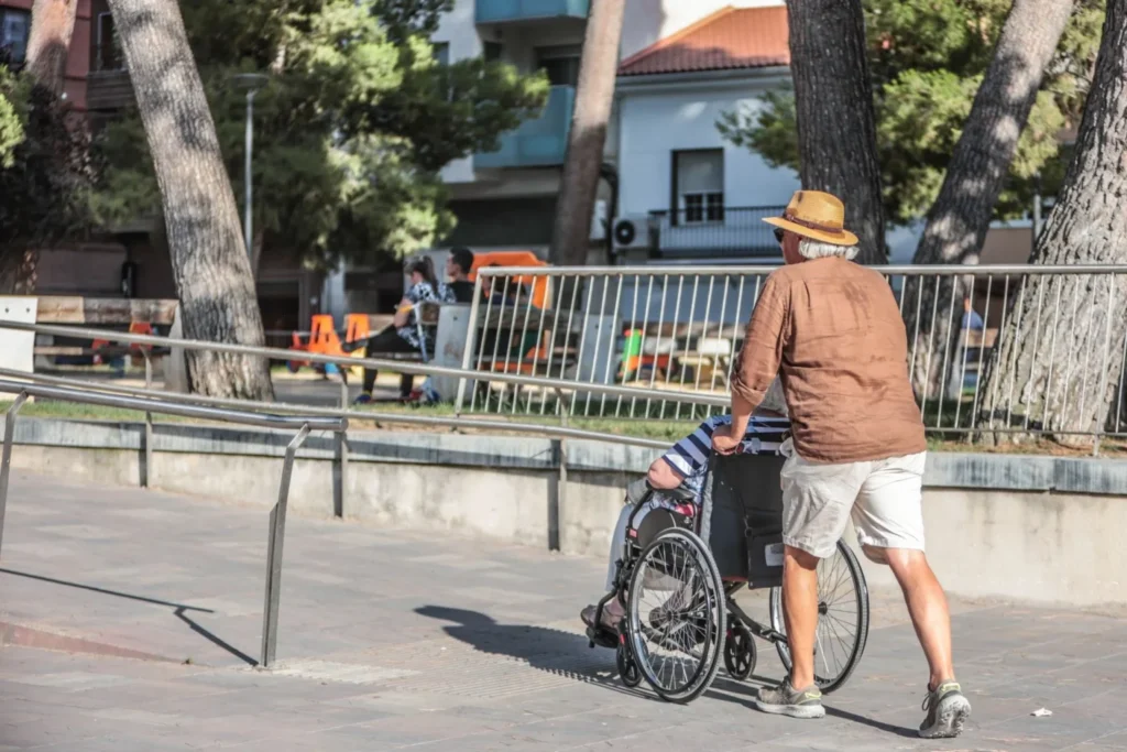 Elda pone en marcha ‘Elda Acompaña’ para combatir la soledad de los mayores y busca voluntarios que les dediquen una hora a la semana
