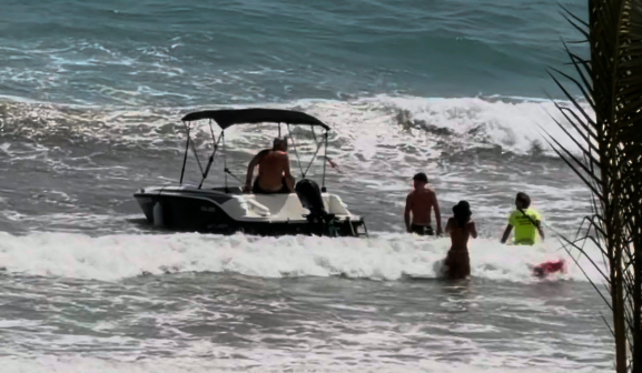 Susto en El Campello: el fuerte oleaje arrastra una embarcación a la deriva hasta la orilla